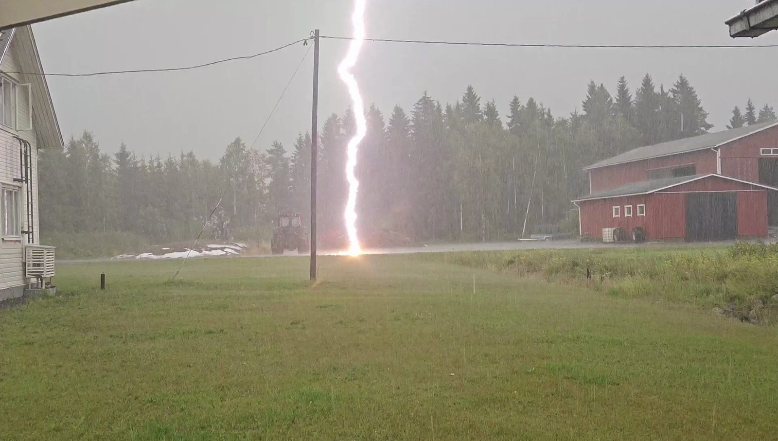 Salama iskee maahan pihapiirin vieressä Sievissä