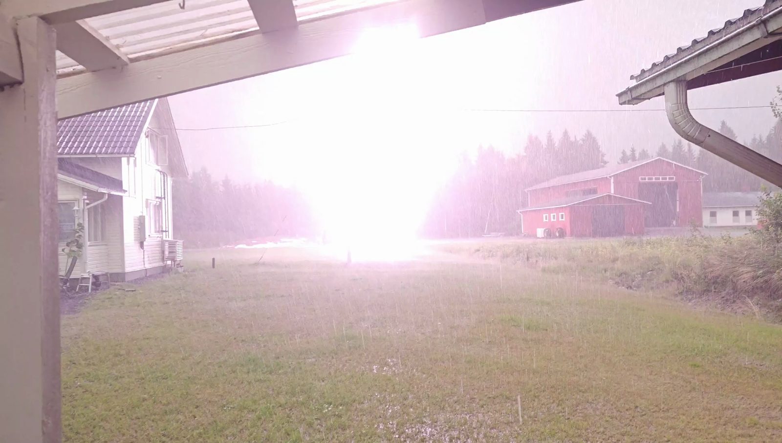 Salaman välähdys sokaisee kameran