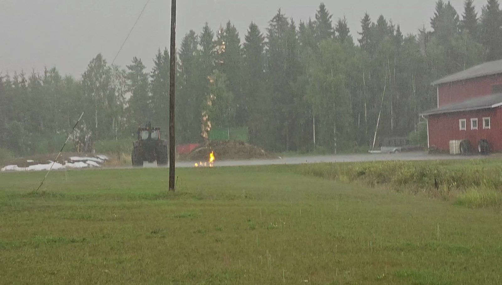 Maassa palava iskukohta heti salaman jälkeen